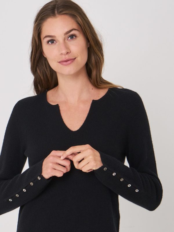 Geribde cashmere trui met ronde hals en splitje bestellen via fashionciao